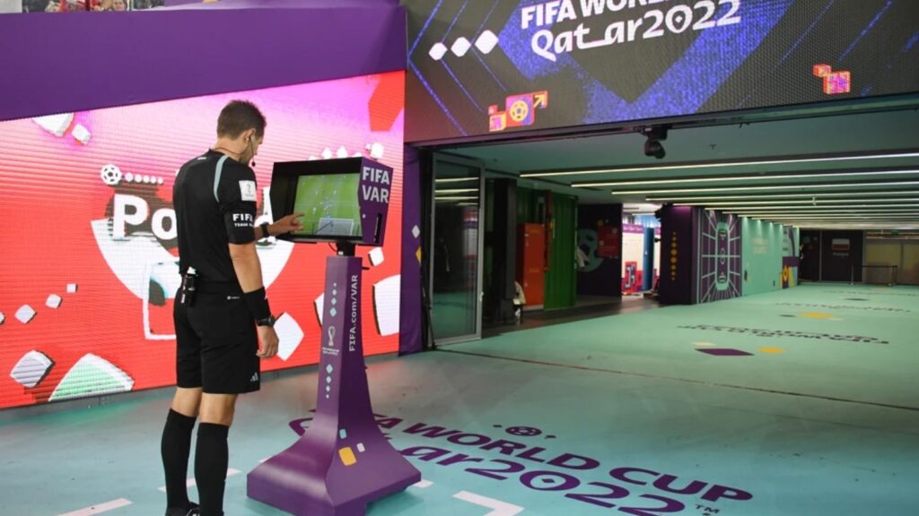 Công nghệ VAR: Khái niệm, sơ đồ vận hành và quy định từ FIFA 4 quy trinh hoat dong cua var
