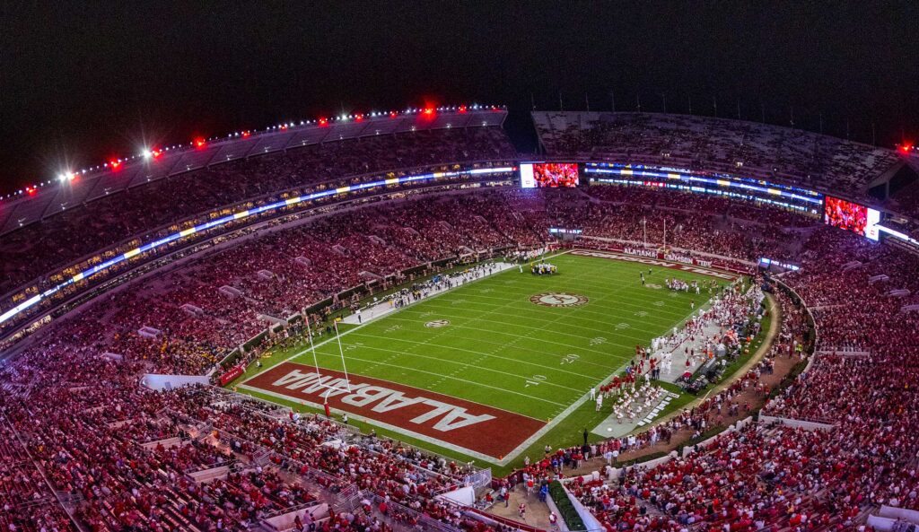 Top 10 sân vận động lớn nhất thế giới có sức chứa khủng 11 Bryant Denny Stadium nằm tại Tuscaloosa, bang Alabama, Mỹ