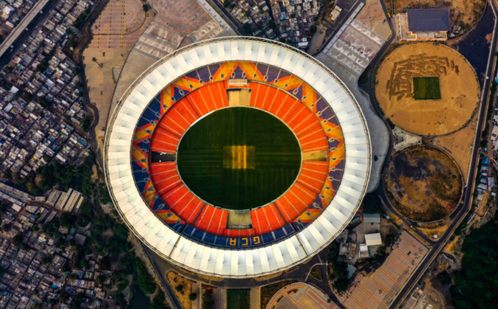 Top 10 sân vận động lớn nhất thế giới có sức chứa khủng 2 Narendra Modi Stadium nằm tại Ahmedabad, bang Gujarat, Ấn Độ